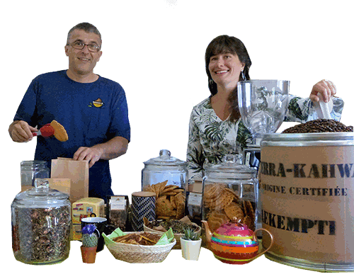 Équipe du Plaisir du Gou’thé en train de servir des produits gourmands sur un marché